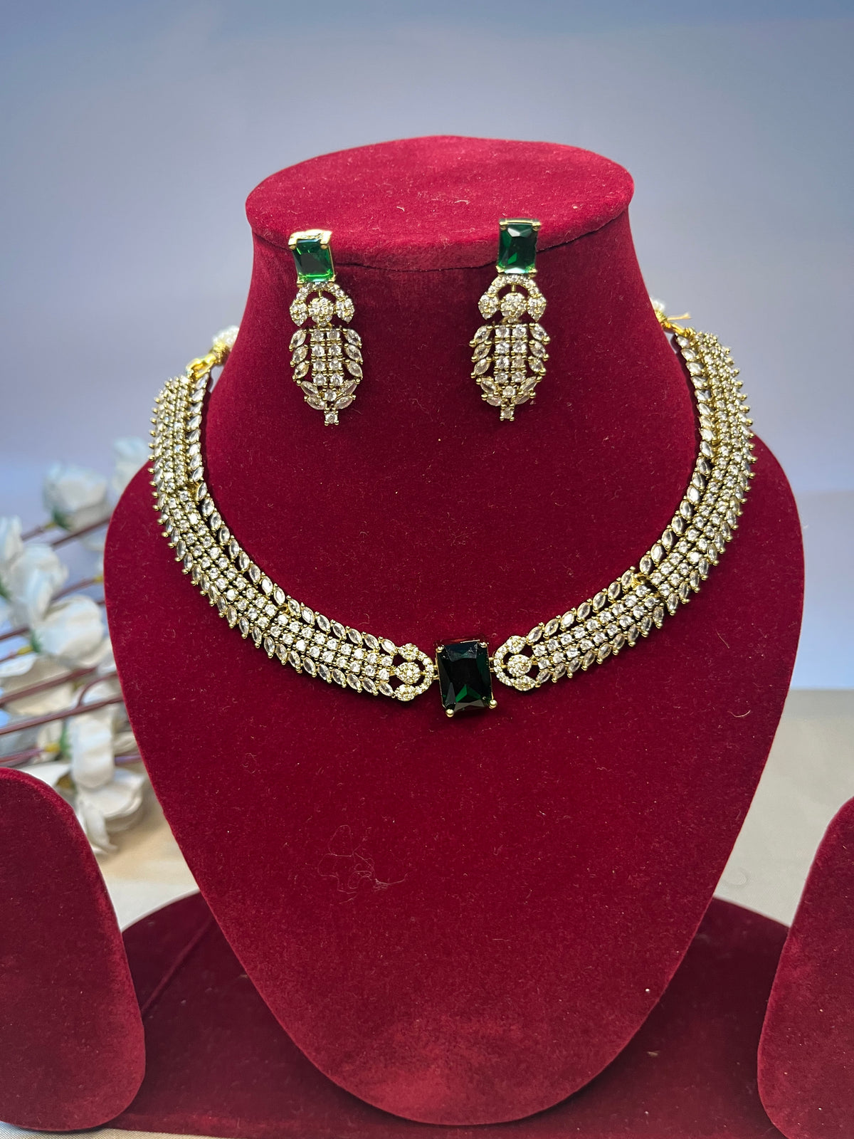 Emerald Majesty: Antique Gold Choker Set with white Stone
