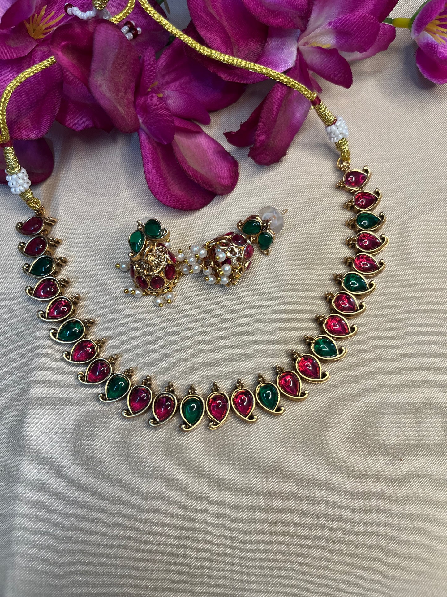 Red and green leaf choker