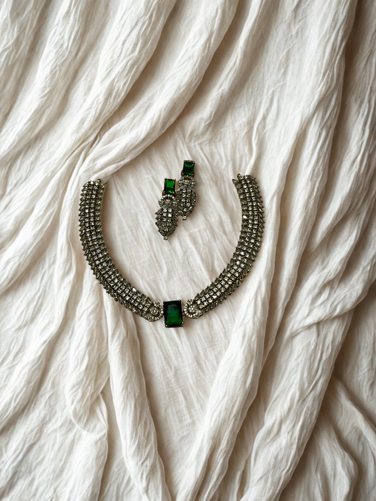 Emerald Majesty: Antique Gold Choker Set with white Stone