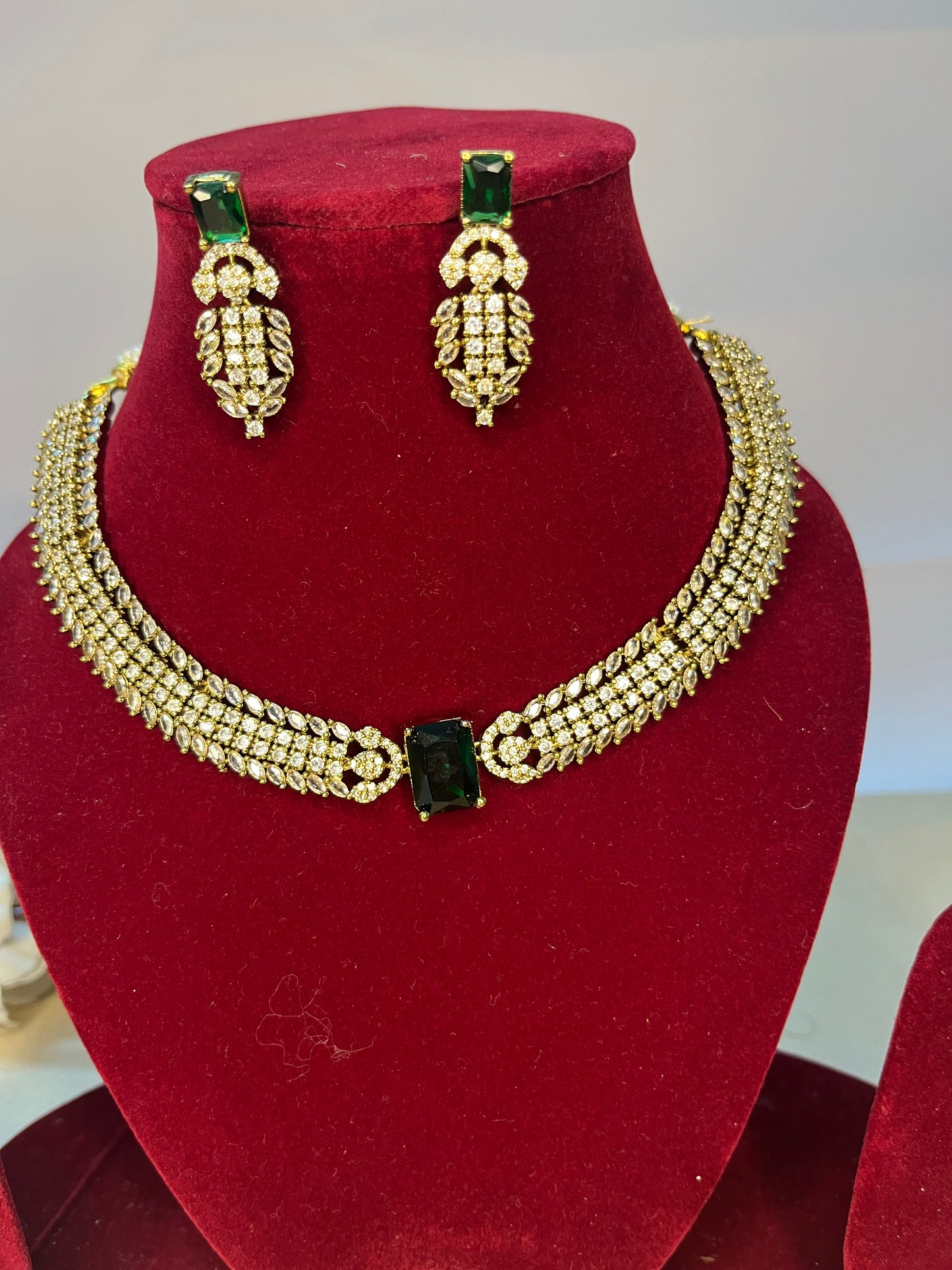 Emerald Majesty: Antique Gold Choker Set with white Stone