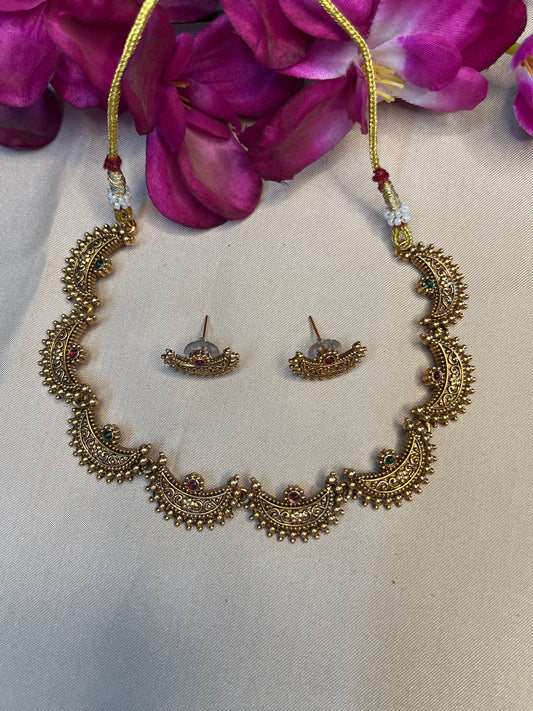 Half moon choker