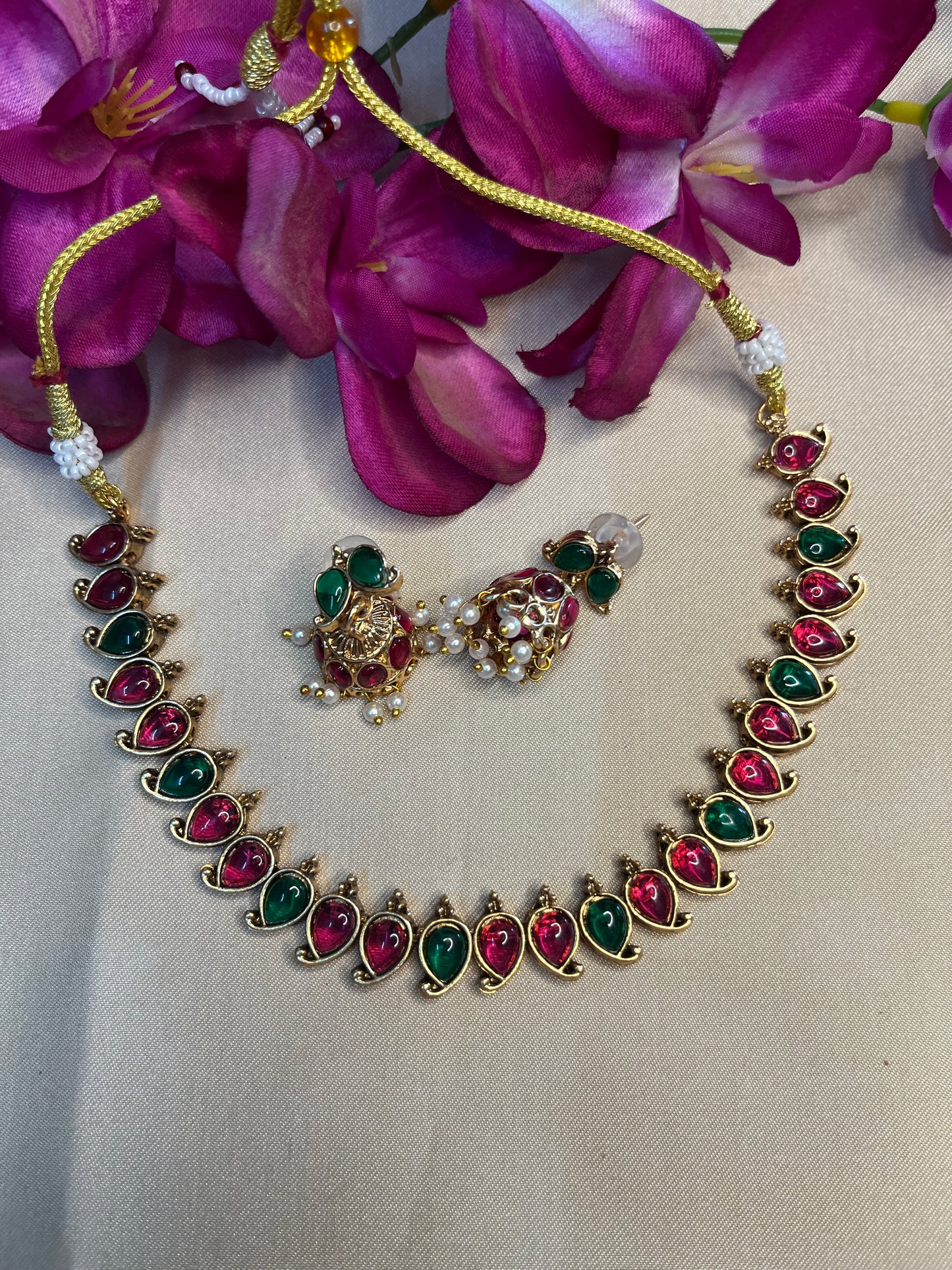 Red and green leaf choker