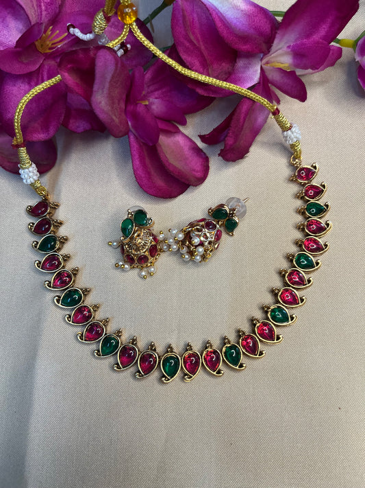 Red and green leaf choker