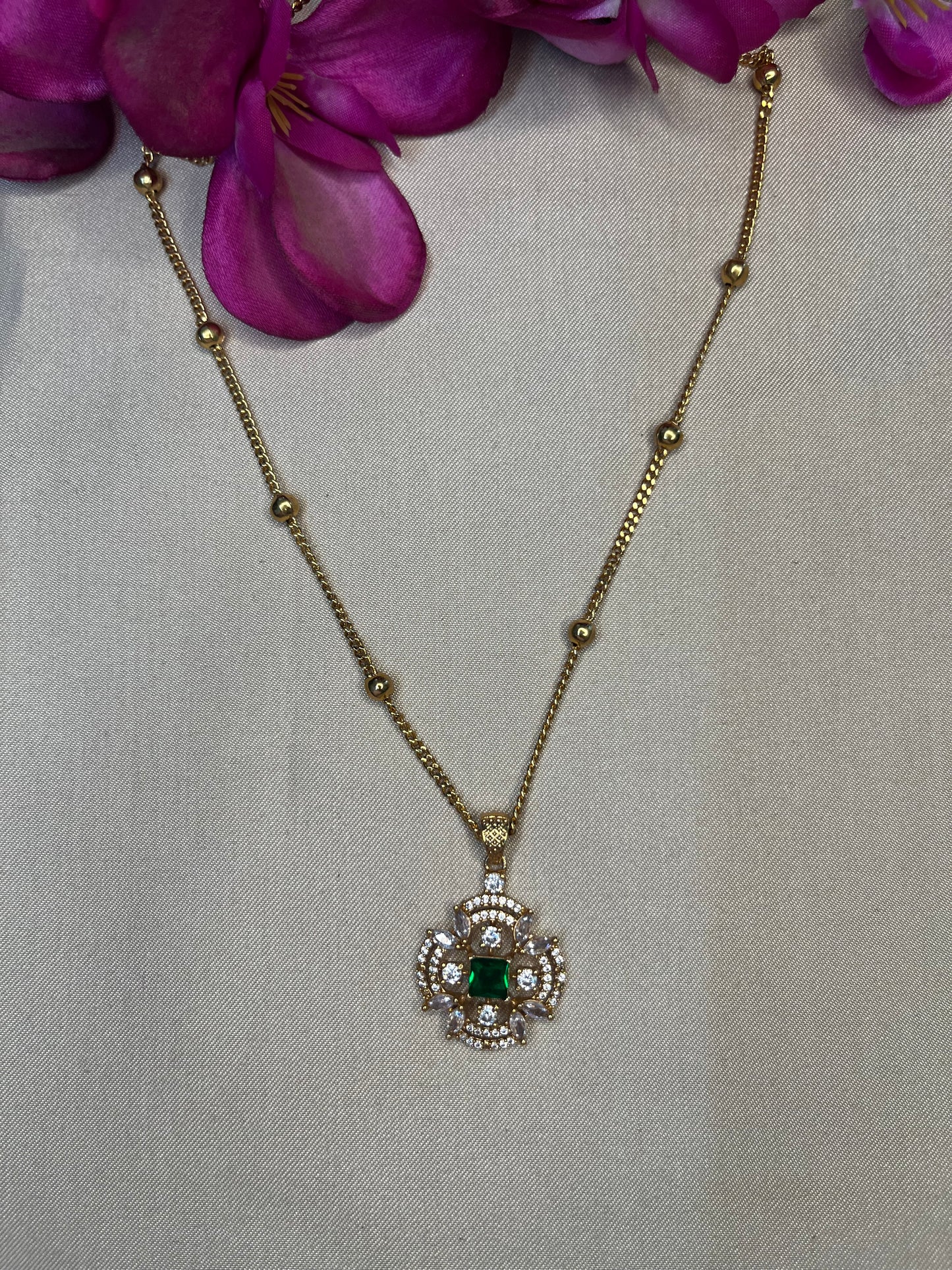 Classic flower pendant Necklace