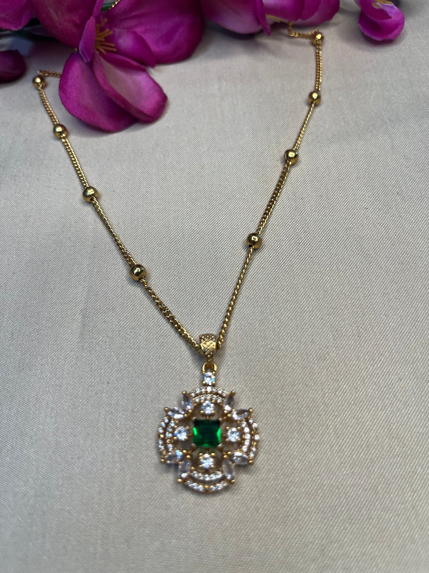 Classic flower pendant Necklace