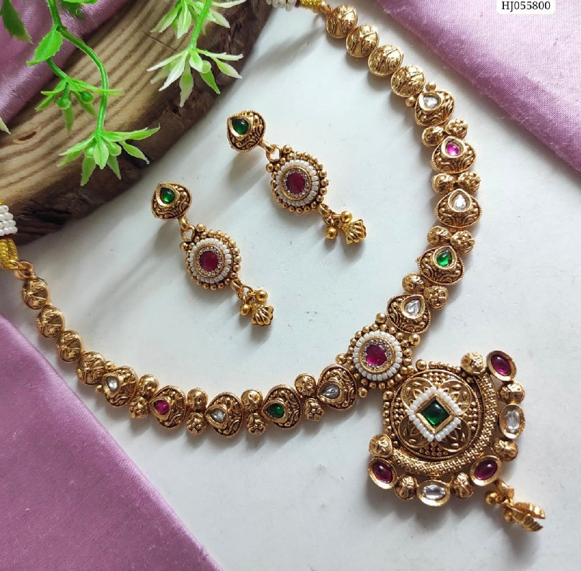 Rajwadi Choker with emerald and ruby stones