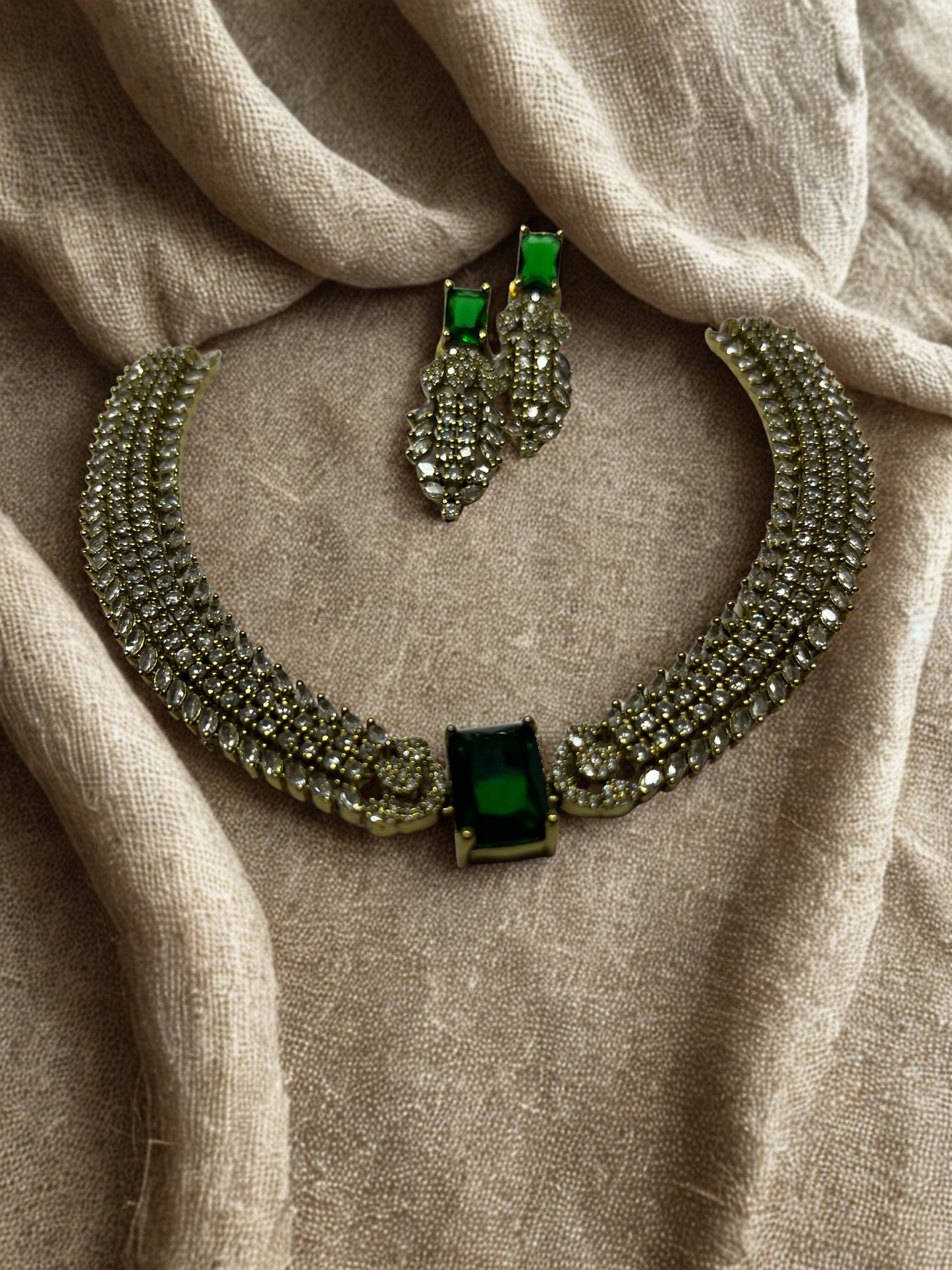 Emerald Majesty: Antique Gold Choker Set with white Stone